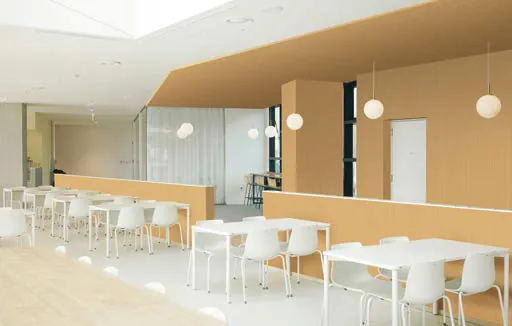 Cafetería con muros en madera