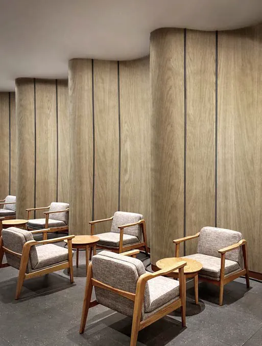 Lounge con columnas en madera