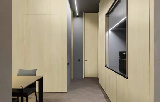 Oficina con closets revestidos