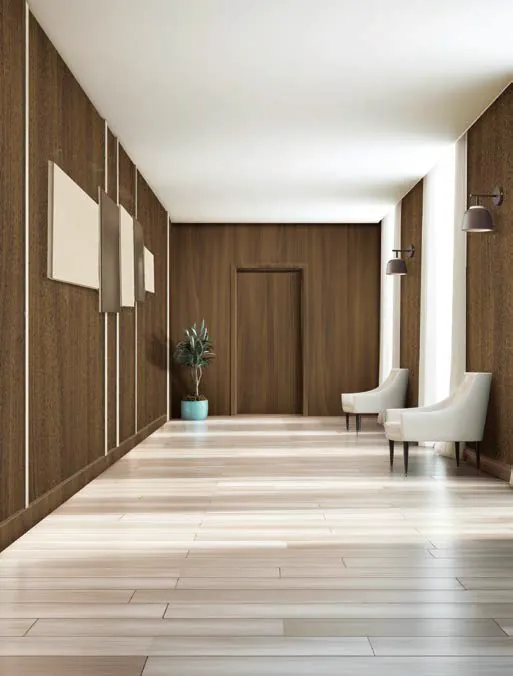 Pasillo revestido en madera