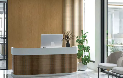 Mesón de recepción en madera