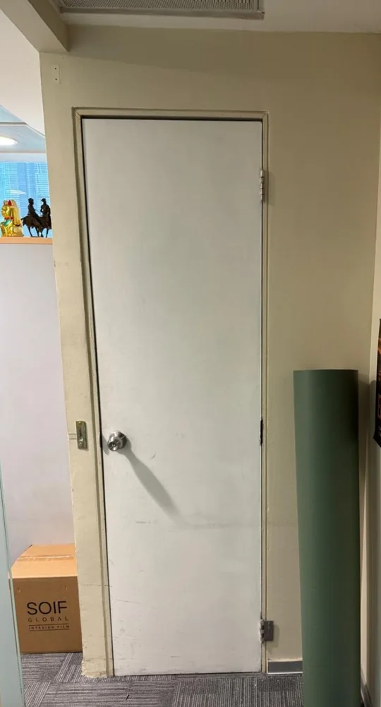 Puerta y muro de acceso: antes